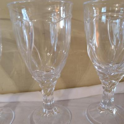 Mikasa Sweet Swirl Clear Glass Wine/Water Goblets- 7 Pieces
