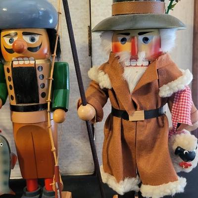 LOT OF 7 HAND CARVED GERMAN STEINBACH NUTCRACKERS