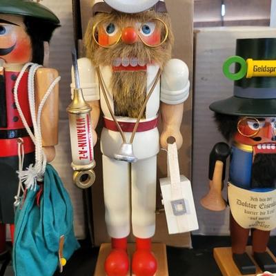 LOT OF 6 VINTAGE GERMAN HAND CARVED NUTCRACKERS
