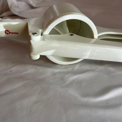 Kitchen Equipment: Mandolin, Juicer, Electric Mixer, & More (DR2-MK)