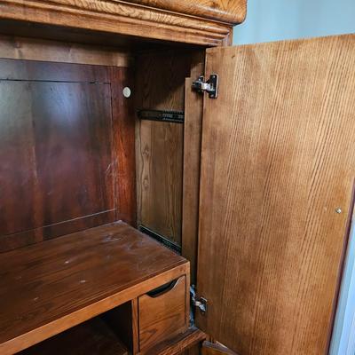 Henredon Solid Wood w/Veneer Overlay Entertainment Center (LR-JS)