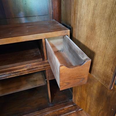 Henredon Solid Wood w/Veneer Overlay Entertainment Center (LR-JS)
