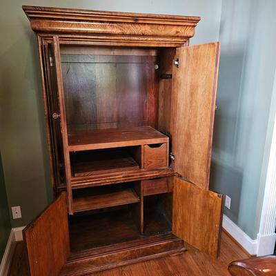 Henredon Solid Wood w/Veneer Overlay Entertainment Center (LR-JS)
