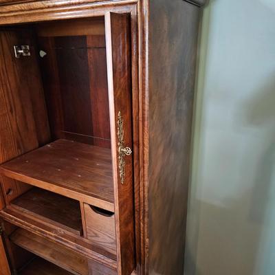 Henredon Solid Wood w/Veneer Overlay Entertainment Center (LR-JS)