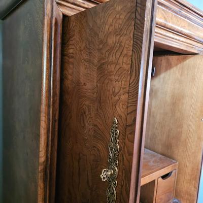Henredon Solid Wood w/Veneer Overlay Entertainment Center (LR-JS)