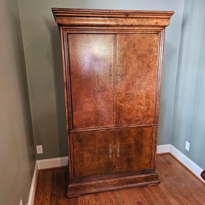 Henredon Solid Wood w/Veneer Overlay Entertainment Center (LR-JS)
