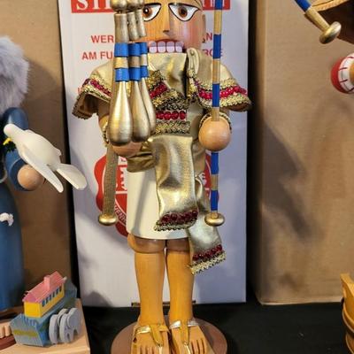 Lot 15 - 6 HAND CARVED GERMAN NUTCRACKERS