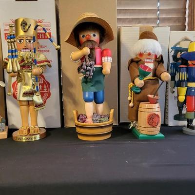 Lot 15 - 6 HAND CARVED GERMAN NUTCRACKERS