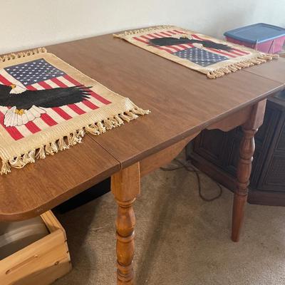 Drop leaf table and placemats