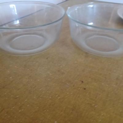 2 glass mixing bowls