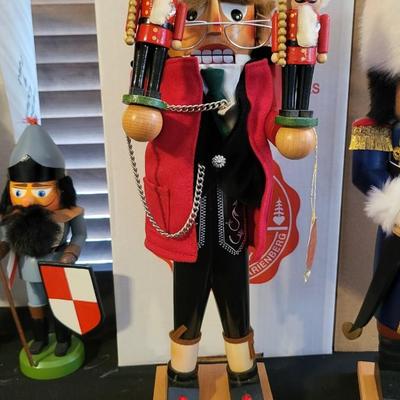 Lot 18 - 6 HAND CARVED GERMAN NUTCRACKERS