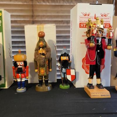 Lot 18 - 6 HAND CARVED GERMAN NUTCRACKERS