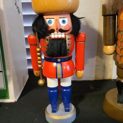 Lot 18 - 6 HAND CARVED GERMAN NUTCRACKERS