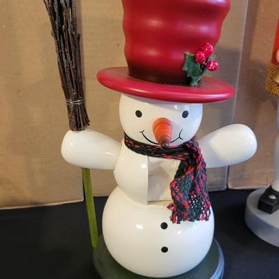 LOT 21 - 6 HAND CARVED GERMAN NUTCRACKERS LIMITED EDITION & SIGNED