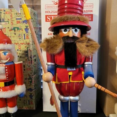 LOT 21 - 6 HAND CARVED GERMAN NUTCRACKERS LIMITED EDITION & SIGNED