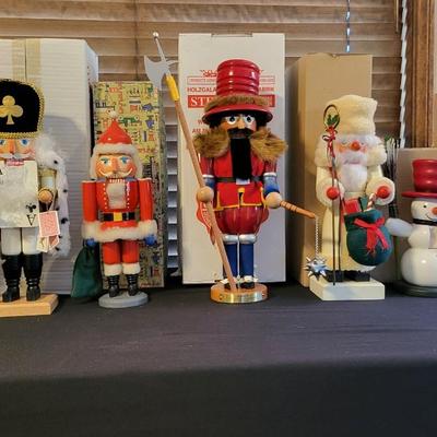 LOT 21 - 6 HAND CARVED GERMAN NUTCRACKERS LIMITED EDITION & SIGNED