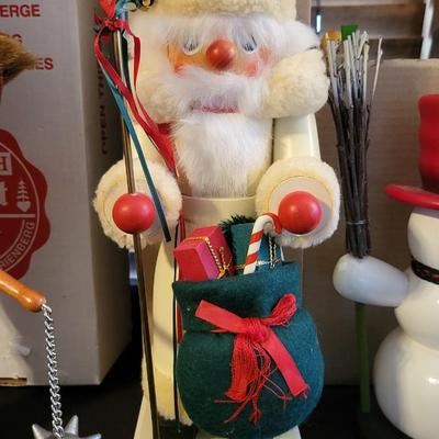 LOT 21 - 6 HAND CARVED GERMAN NUTCRACKERS LIMITED EDITION & SIGNED