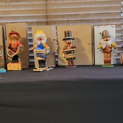 LOT 24 - 6 GERMAN SMOKERS