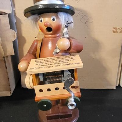 LOT 24 - 6 GERMAN SMOKERS