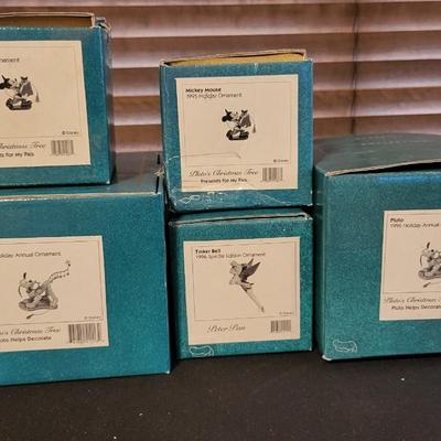 LOT 26 - 5 WALT DISNEY CLASSICS COLLECTION HOLIDAY ORNAMENTS