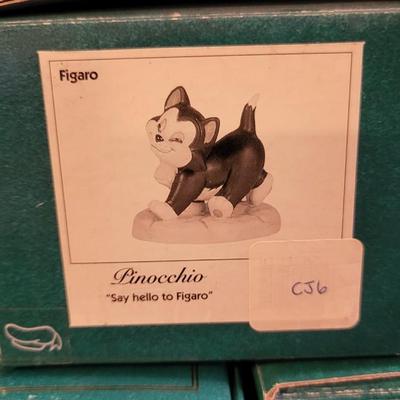 LOT 28 - 6 WALT DISNEY CLASSIC COLLECTION PORCELAIN FIGURINES
