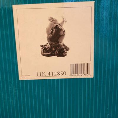 LOT 28 - 6 WALT DISNEY CLASSIC COLLECTION PORCELAIN FIGURINES