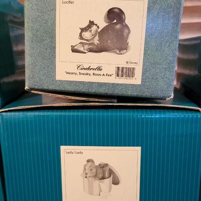 LOT 30 - 6 WALT DISNEY CLASSIC COLLECTION PORCELAIN FIGURINES