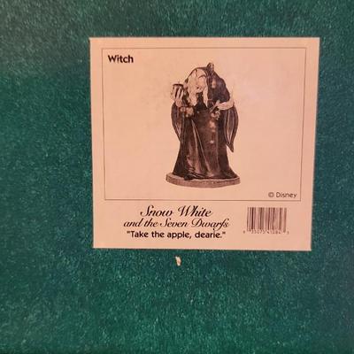 LOT 32 - WALT DISNEY CLASSIC COLLECTION PORCELAIN FIGURINES