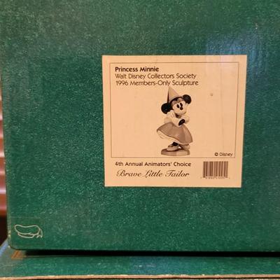 LOT 32 - WALT DISNEY CLASSIC COLLECTION PORCELAIN FIGURINES