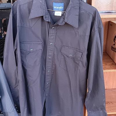 Two Men's pearl snap shirts - long sleeved shirts - Wrangler Large size