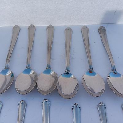 Nice Mikasa Gerald Patrick flatware / silverware set with serving utensils
