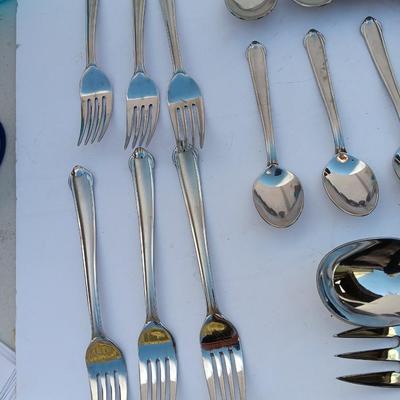 Nice Mikasa Gerald Patrick flatware / silverware set with serving utensils
