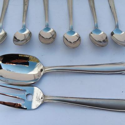 Nice Mikasa Gerald Patrick flatware / silverware set with serving utensils
