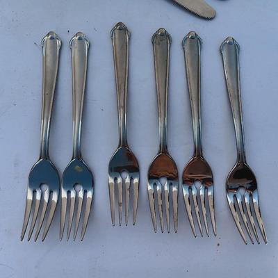 Nice Mikasa Gerald Patrick flatware / silverware set with serving utensils