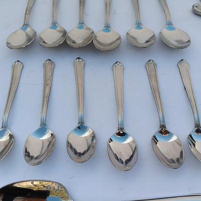 Nice Mikasa Gerald Patrick flatware / silverware set with serving utensils