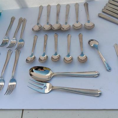 Nice Mikasa Gerald Patrick flatware / silverware set with serving utensils