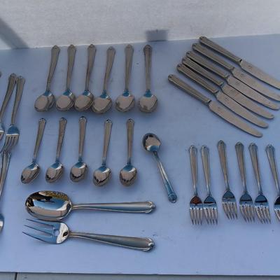 Nice Mikasa Gerald Patrick flatware / silverware set with serving utensils