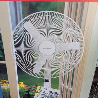 New Honeywell Fan with Sunbeam Personal Oscillating tabletop fan