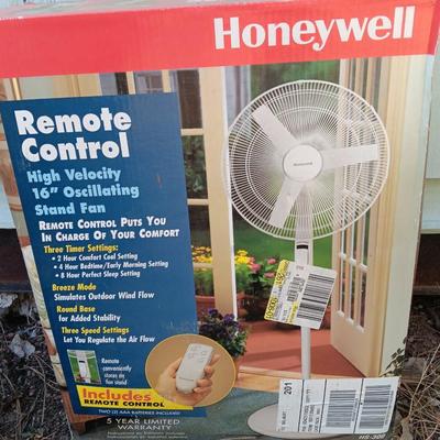 New Honeywell Fan with Sunbeam Personal Oscillating tabletop fan
