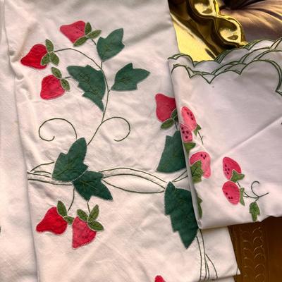 Lot Vintage Tablecloths & Napkins