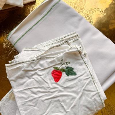 Lot Vintage Tablecloths & Napkins