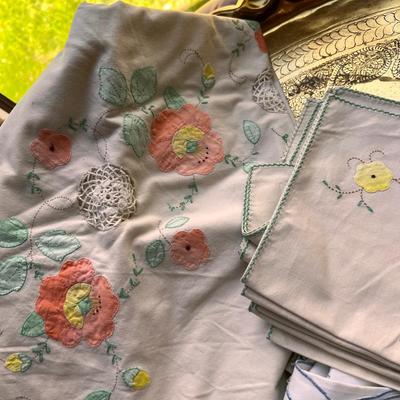 Lot Vintage Tablecloths & Napkins