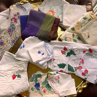Lot Vintage Tablecloths & Napkins
