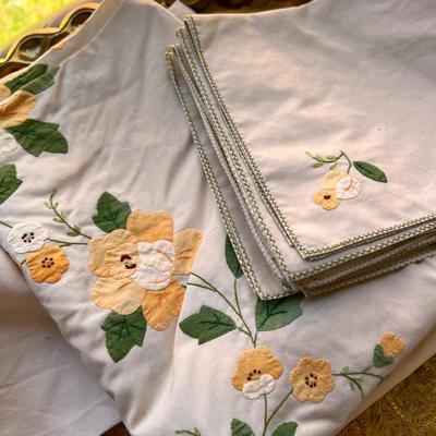 Lot Vintage Tablecloths & Napkins