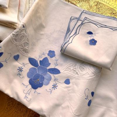 Lot Vintage Tablecloths & Napkins
