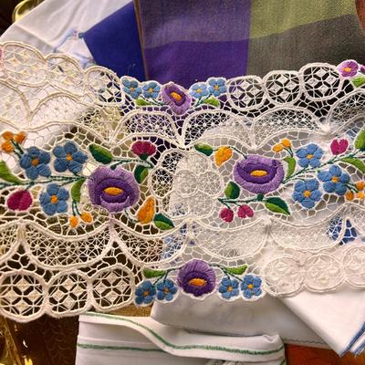 Lot Vintage Tablecloths & Napkins