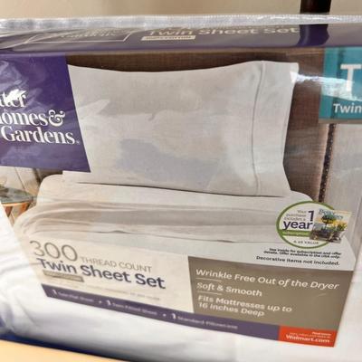 Lot New in Package Bedding Items, Suit Bag
