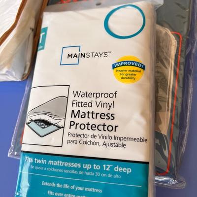 Lot New in Package Bedding Items, Suit Bag