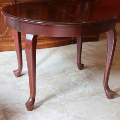 Beautiful Dining Table with (6) Chairs & (1) Leaf