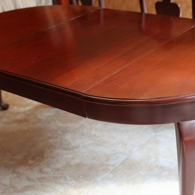 Beautiful Dining Table with (6) Chairs & (1) Leaf